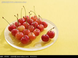 玻璃盤中的紅櫻桃 鮮艷欲滴的自然饋贈